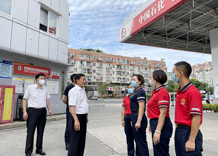 taptap国际服游戏董事长黄久长到加油站检查工作。孙艳玲 摄