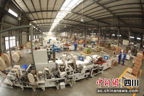 开足马力加速生产,全力抗疫保供。孙艳玲 摄 开足马力加速生产,全力抗疫保供。孙艳玲 摄