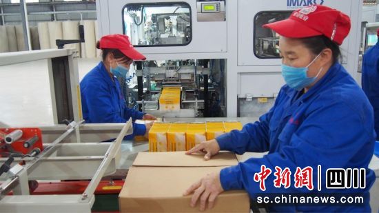 工人们正在做抽纸最后工序包装。孙艳玲 摄 工人们正在做抽纸最后工序包装。孙艳玲 摄